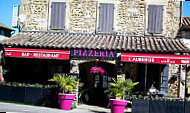 L'auberge outside