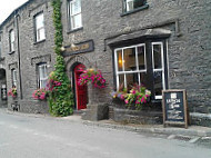 The Red Lion outside