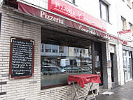 Pizzeria Cenerentola outside