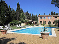 Le Clos Des Cypres outside