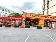 La Tarte Tropezienne outside