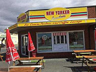 New Yorker Sundaes outside