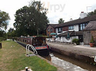 Willeymoor Lock Tavern outside