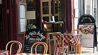 La Petite Auberge inside