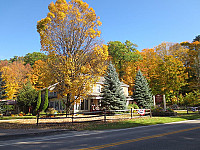 The Waybury Inn outside