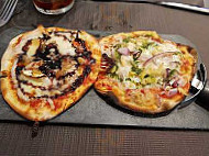 Cien Pizzitas food