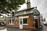 The Saracens Head outside