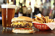 Tommys Burgers Brews food