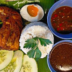 Nasi Kukus Family Ayam Berempah food