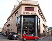 Fonda Neus outside