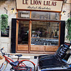 Le Lion Lilas outside