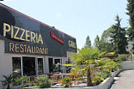 La Strada outside