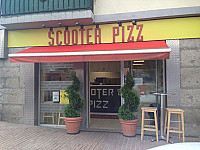 Scooter Pizz outside