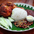 Nasi Lemak Ayam Goreng Berempah D'lunas inside