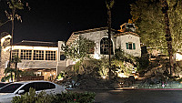 La Quinta Cliffhouse outside