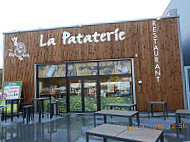 La Pataterie outside