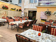 Taverne Plaka inside