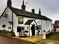 Hanging Gate Inn outside