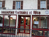 Germaine Et Alice outside