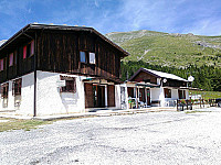 Rifugio Fonte Vetica outside