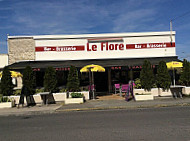 Le Flore outside