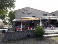 La Table Des Vignerons outside