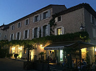 Bistrot Le Petit Crillon outside