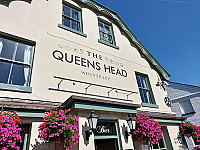 The Queens Head outside