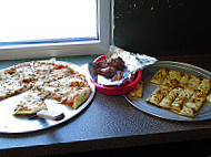 Fox's Pizza Den food