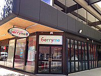 Berryme Frozen Yogurt outside