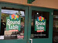 Round Table Pizza outside