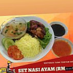 Restoran Yusri Tom Yam Seksyen 17 inside