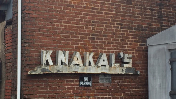 Knakals Bakery outside