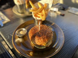 Alfons Burger Grand Bigard food