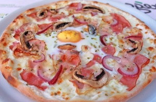 Pizza Chez Diii food