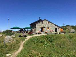 Cabane de Brunet outside