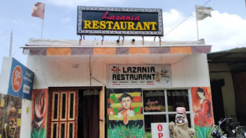 Lazania outside