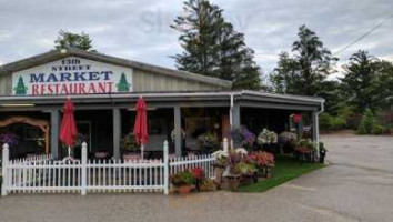 13th Street Market outside