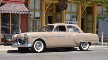 Becky's Old Fashioned Ice Cream Parlor Emporium outside