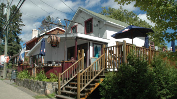 Auberge Le Baril Roulant outside