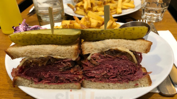 Schwartz's Deli food