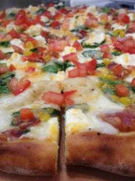 Humdinger's Gourmet Pizza Co. food