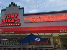 Tony Luke's outside