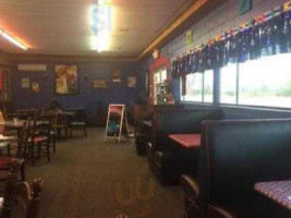 Gooey's Pizza Jesup inside