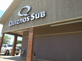 Quiznos outside