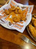 Hooters Albany food