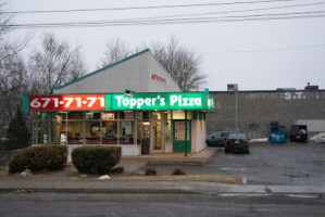 Topper's Pizza Sudbury King outside