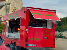 Camion Pizza Au Feu De Bois outside