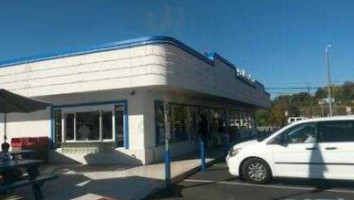 The Meadows Original Frozen Custard outside