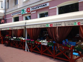 Pizza Celentano outside